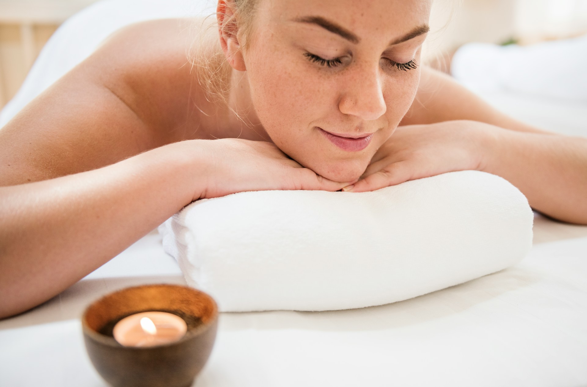 Non-invasive back pain relief treatment image for regenerative spinal health services