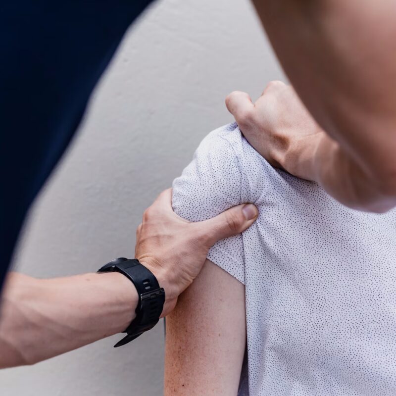 Second non-surgical shoulder pain image for regenerative and orthopedic treatment